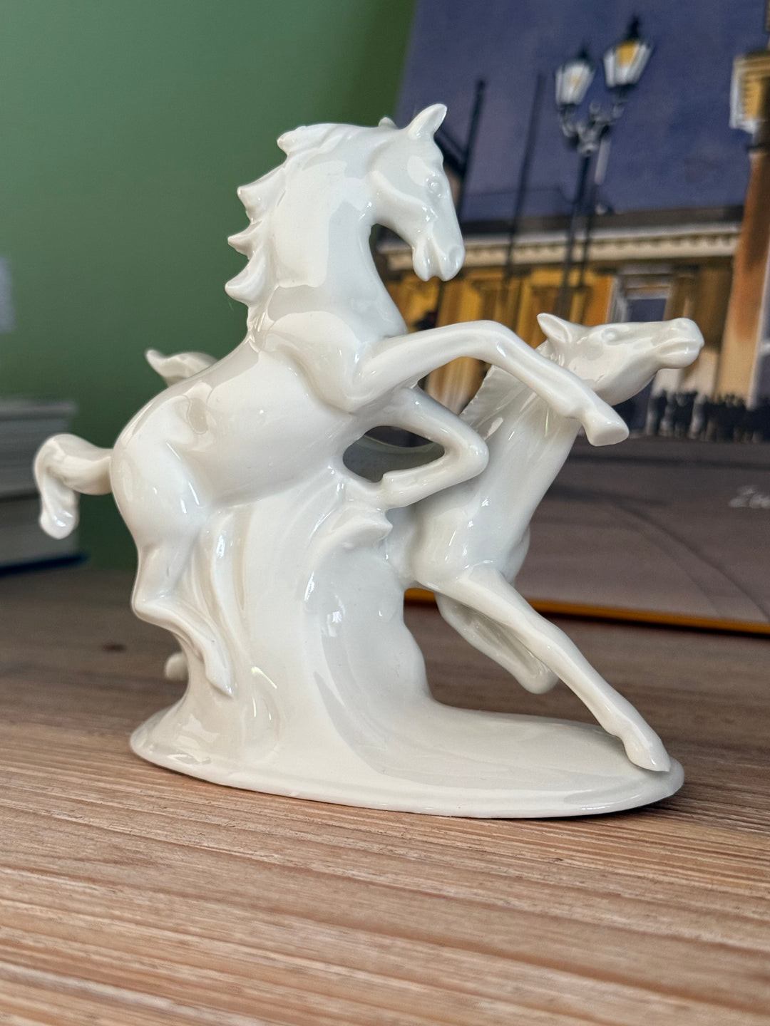 Porzellanfigur zweier spielender Pferde
