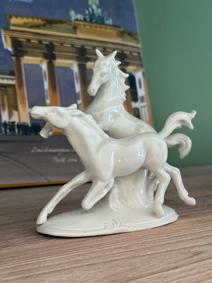 Porzellanfigur zweier spielender Pferde