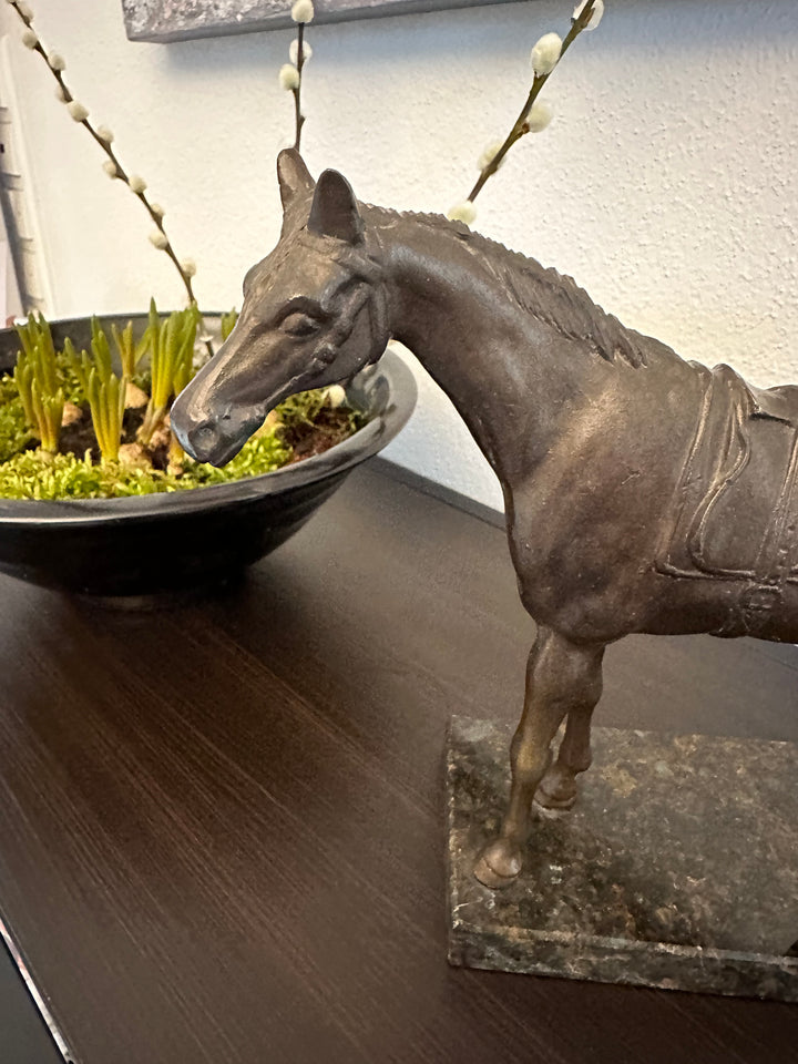 Bronze eines gesattelten Pferdes